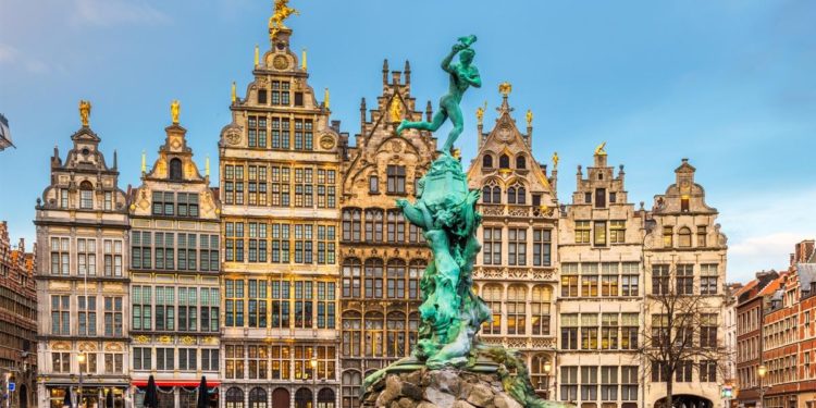 Decentralization and the Rise of the West: The European Miracle Revisited