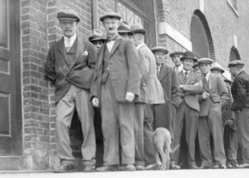 The Economic Superbowl: 1920-1921 versus 1930-1931