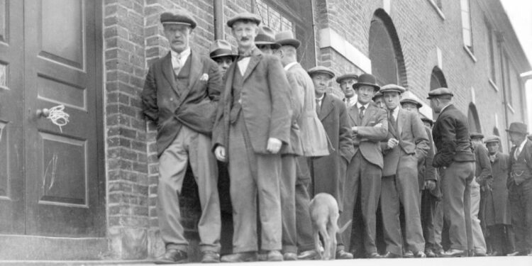 The Economic Superbowl: 1920-1921 versus 1930-1931