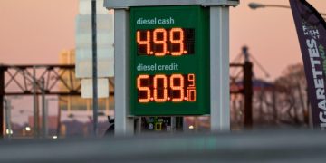 Average U.S. gas price hits $4 for the first time since 2022